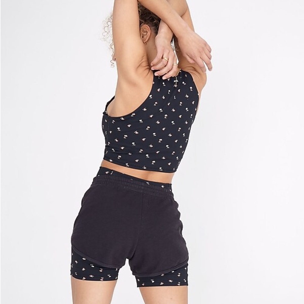 Madewell MWL Curved-Hem Sweatshorts in Coal Black ND789